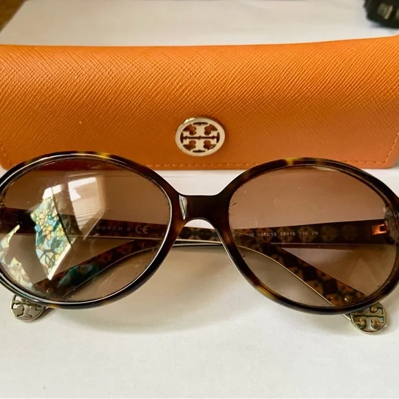 Tory Burch Tortoiseshell Sunglasses with Orange Logo Case Tory Burch | Accessories | Tory Burch Sunglasses Soft  main image 3